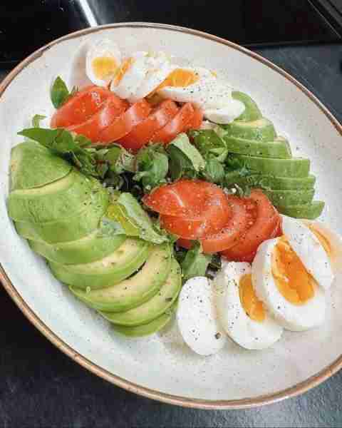 🥑🍅 Fresh Avocado Tomato Egg Salad Ingredients: 🥑 1 ripe avocado, sliced 🍅 1 large tomato, sliced...