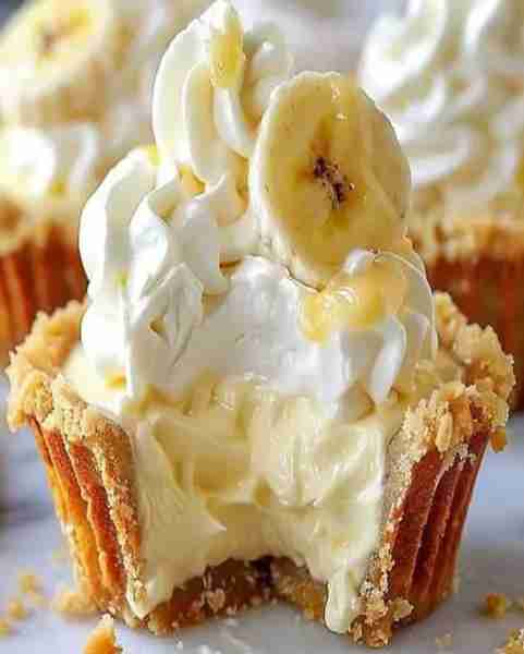 No-Bake Mini Banana Cream Pies Ingredients: 1 1/2 cups graham cracker crumbs 1/2 cup melted butter 1...