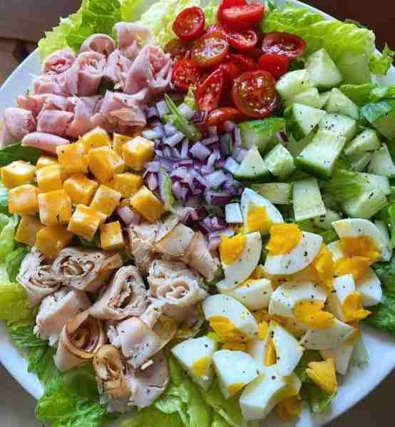 I changed it up a bit today from the usual and made myself a good old classic chef salad for lunch!...