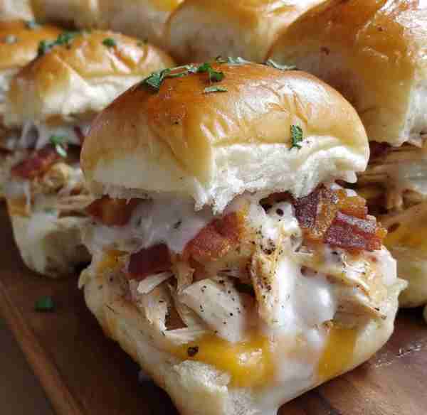 Chicken Bacon Ranch Sliders Savory Chicken and Bacon Delights on Hawaiian Rolls Ingredients: 12 slid...