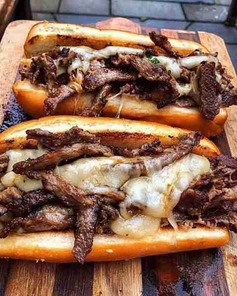 Cheesesteak sandwiches with flavorful alternatives 🍽️🥖 Ingredients: - 1 tablespoon olive oil - 1...