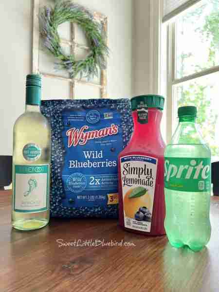 Blueberry Lemonade Moscato Wine Spritzer! 🫐🍋 Light, fruity & Delicious! Great all year round! RECI...