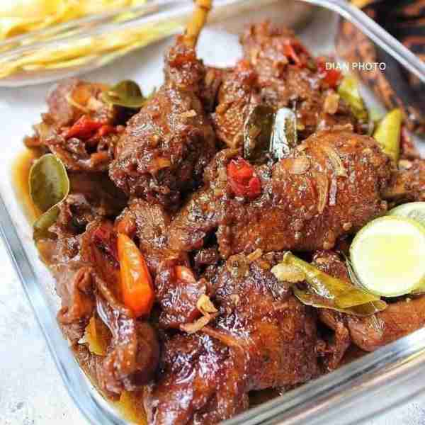 .💥Ayam Kecap Pedas💥⁣⁣ By : .dianayupuspitasari⁣⁣ Bahan :⁣⁣ 1 ekor ayam.⁣⁣ 6 siung bawang putih, ci...