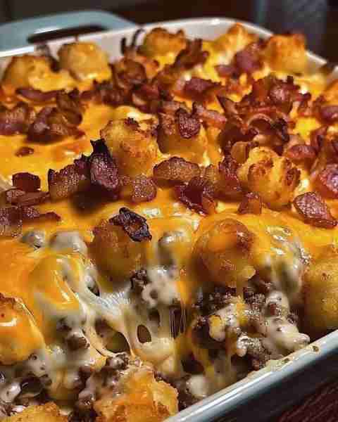 Cheesy Bacon Cheeseburger Tater Tot Casserole 🧀🥓🍔 This isn't just dinner—this is a cheesy, crispy...