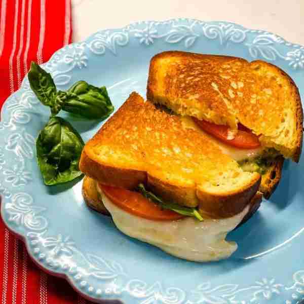 Just because it's low carb doesn't mean it can't be delicious! This grilled cheese is seriously mout...