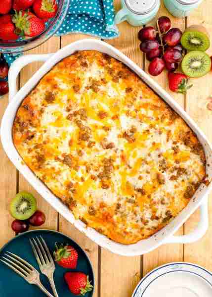 🌞 Rise and shine! Get ready to kickstart your day with a delicious Biscuits and Gravy Casserole! 🥐...