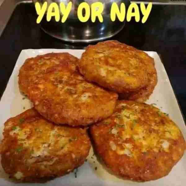 Salmon Patties 🥰 Ingredients: 1 – 12 oz can pink salmon 2 whole eggs 1/4 cup chopped onions 1/4 cup...