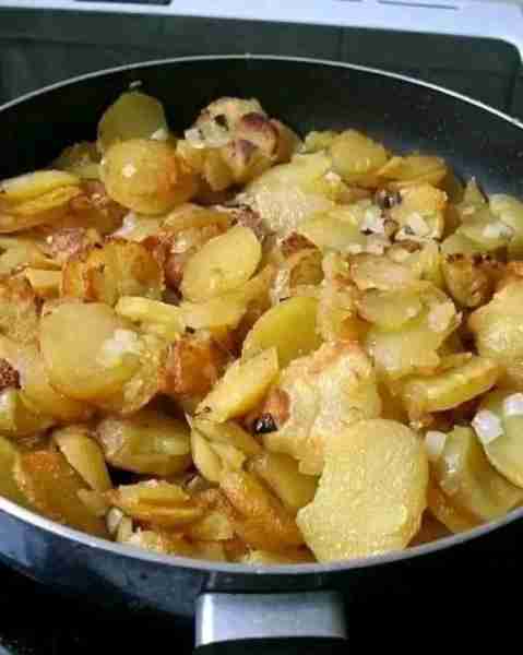 DOES ANYONE HERE ACTUALLY WOULD EAT FRIED POTATOES AND ONIONS 😍😋 Must express something to keep ge...