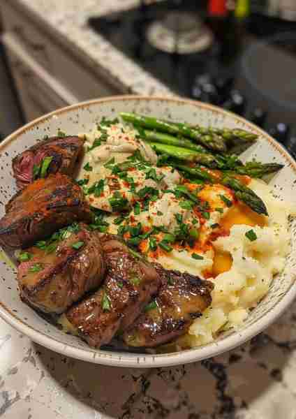 🥩🧄🧀 Cajun Butter Steak & Cheesy Mashed Potato Bowl—a decadent and satisfying bowl that's a true s...