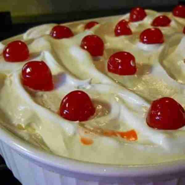 Banana Split Cake 🍰 2 cups graham cracker crumbs (biscuit base) 1 cup sugar, divided 1/3 cup butter...