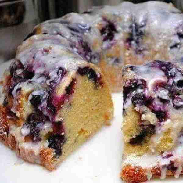 Blueberry Bundt Cake with Lemon Glaze 💜 Ingredients 2 1/2 cups, all-purpose flour 1 tbsp cornstarch...