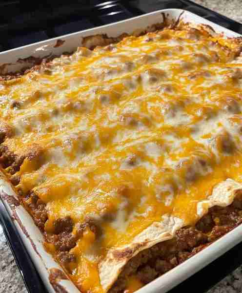 Baked Burrito Casserole Ingredients: 1 lb lean ground beef 🍖 8 medium-sized flour tortillas 🌯 1...