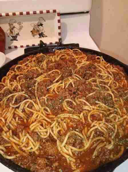Old school spaghetti—just ground beef, no fancy sausage needed. It’s like a hug on a plate. 😌🍝 🖐 -...