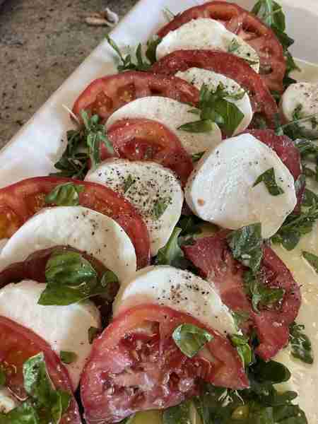Classic Caprese Salad 🍅🧀🌿 Ingredients: Fresh tomatoes, sliced 🍅 Fresh mozzarella, sliced 🧀 Fres...