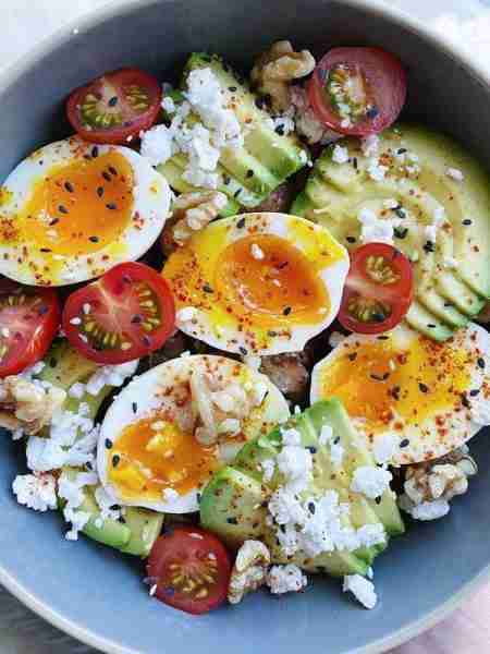 Avocado Egg Bowl – Creamy, Crunchy & Protein-Packed! 1. Slice avocados and place in a bowl with halv...