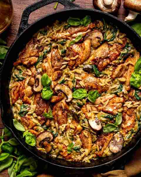 ONE-PAN Creamy Chicken Orzo with Spinach, Mushrooms, and Basil Pesto.🥬🍄‍🟫🌿