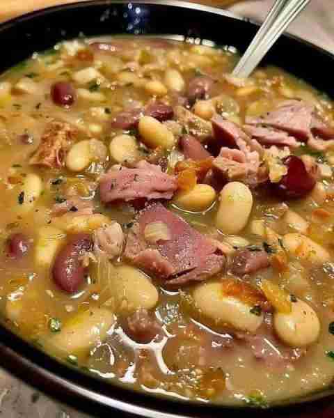 𝐖𝐎𝐔𝐋𝐃 𝐘𝐎𝐔 𝐄𝐀𝐓 𝐓𝐇𝐈𝐒 𝐁𝐄𝐀𝐍 𝐀𝐍𝐃 𝐇𝐀𝐌 𝐇𝐎𝐂𝐊 𝐒𝐎𝐔𝐏 ? Ingredients: 1 pound dried white beans (such as navy, ca...
