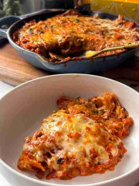 One-Pot Skillet Lasagna 💜 Vegetarian comfort food heaven... Recipe in the comments! You need: - Gre...
