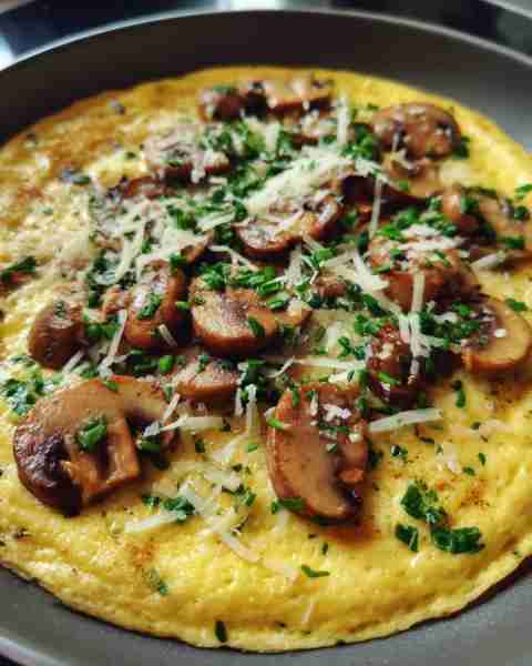 Omelette aux champignons et fines herbes Ingredients: 4 gros œufs 1/4 tasse de lait entier 1 tasse d...