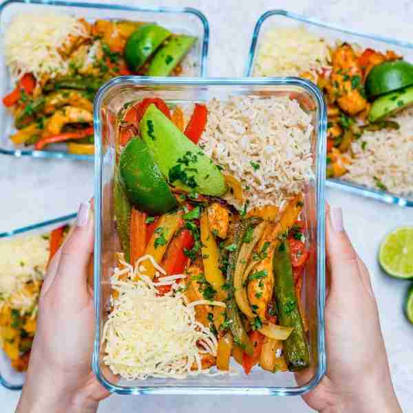 All the Tex-Mex flavors in these Oven-Baked Chicken Fajita Bowls - TOTALLY crave-worthy! <3 This is...
