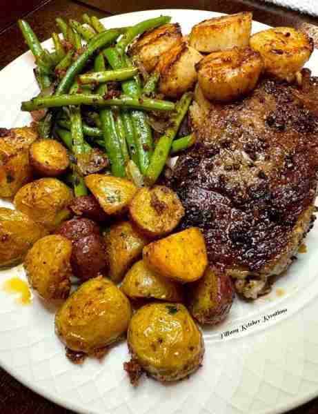 New York strip, scallops, roasted new potatoes & green beans 🔥🤤