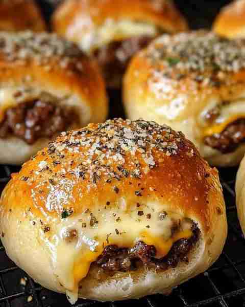🍔 Garlic Parmesan Cheeseburger Bombs 🧄 Soft golden rolls stuffed with juicy ground beef, melty che...