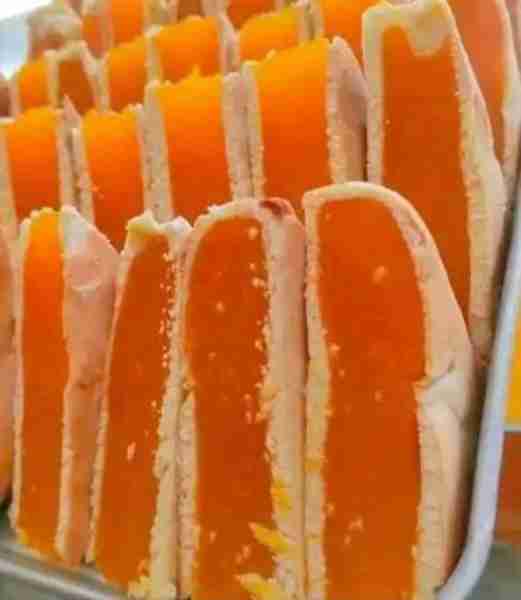PINOY STYLE PINEAPPLE PIE 🥧 Ingredients: 4 cups bread flour or all-purpose flour (plus more for kne...