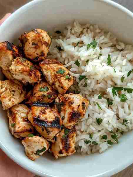 Garlic Herb Chicken & Rice Bowl 🍗🌿 Simple, juicy, and packed with flavor – best weeknight dinner i...