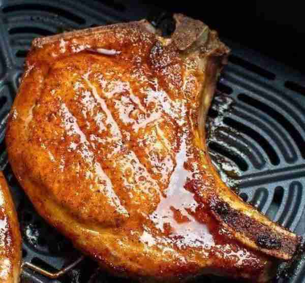 Air fryer Thick Pork Chops🤤 INGREDIENTS 2 thick bone in pork chops 1 teaspoon olive oil PORK CHOP R...