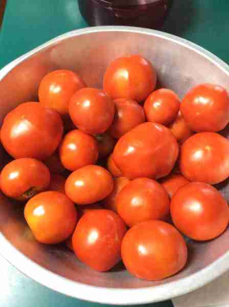 How to Properly Store Tomatoes 🍅 ........ Contrary to popular belief, not all produce items need to...