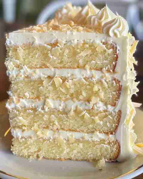 🍍🤍 Heavenly White Chocolate Pineapple Cake Ingredients: For the White Chocolate Cake: 2 1/2 cups a...