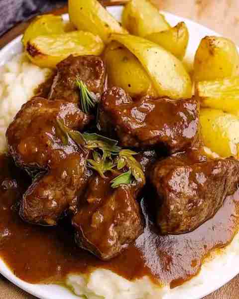 ✅️Braised Beef with Gravy and Peppers over Mashed Potatoes 🔸️Ingredients : 1 kg beef (breast, pale...