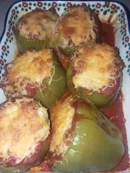 Stuffed Pepper Recipe 1 1/2lbs ground beef 6 large green bell peppers 3tsp minced garlic 1/2 cup cho...