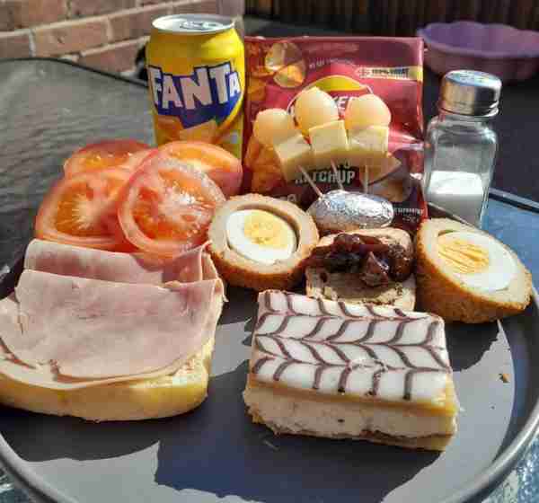 Picky tea in the sunshine. Loving the old school cheese and pickled onion on cocktail sticks 😋🥰👌