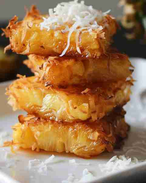 Fried Pineapple with Coconut Crust 😍🥥🍍 Ingredients: 8 pineapple rings 1 cup pineapple juice 1 1/2...