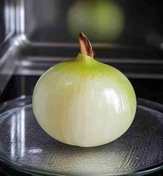 Put the ONION in the microwave, 2 minutes and you're done! The guests are shocked! only polite membe...