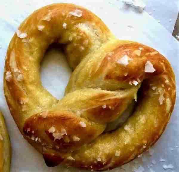 Homemade Soft Pretzels that are to Die for! We Love dipping them in this Cheese Sauce! 🥨 RECIPE BEL...