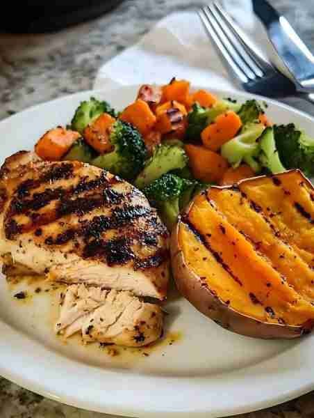 🍠 Grilled Chicken with Roasted Sweet Potatoes & Veggies A flavorful, protein-packed meal for a heal...