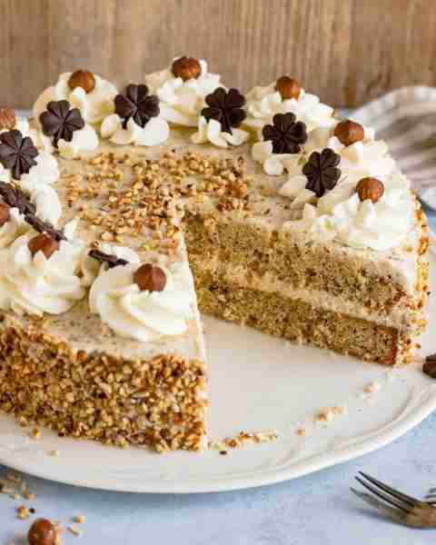 Nut cream cake – better than from the pastry shop 😏 🍰 The fine cream combined with the nutty spong...