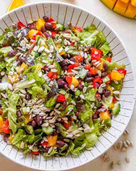 This Mango Black Bean Salad with Sunflower Seeds + Citrusy Dressing is totally weekend-worthy! 🌱🌻...