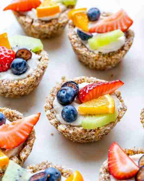 Want an impressive addition to your Sunday brunch? We got you with our Raw Mini Fruit Tarts recipe!...