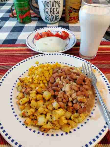 Hungry Time Let's Eat 😋 Pinto Beans, Cornbread,Fried Potatoes With Onions, Corn, Tomatoes 🍅 Onion...