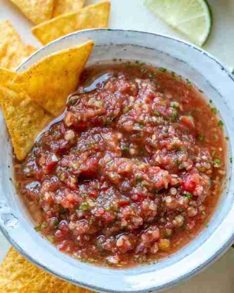 Like it mild or fire-breathing? 🔥 Adjust the heat level of this Quick & Easy Homemade Salsa and mak...