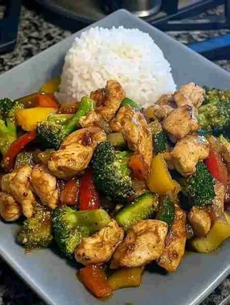 Garlic Chicken Veggie Stir-Fry with Creamy Rice 🥦🍗 The best weeknight dinner fix that’s fast, fill...