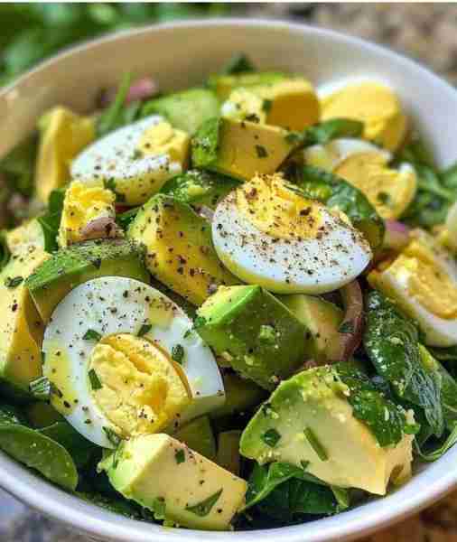 Avocado Egg Spinach Salad Ingredients: 2 boiled eggs, sliced 1 ripe avocado, cubed 1 handful fresh s...