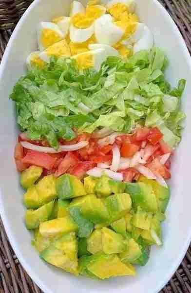 Avocado Egg Chopped Salad 🥑🍅🧅🥬🍳✨ Ingredients: Diced avocado 🥑 Chopped tomatoes 🍅 Sliced onio...