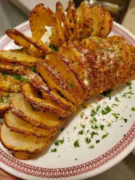 AIR FRYER HASSELBACK POTATOES RECIPE Ingredients: 4 medium-sized potatoes (Yukon Gold or Russet work...