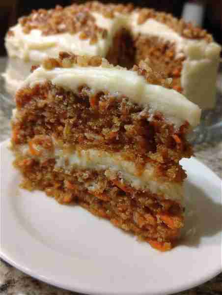 CAN ANYONE RESIST THIS DELICIOUS CARROT CAKE? 🥕😍 Recipe in (c.o.m.m.e.n.t ).👇