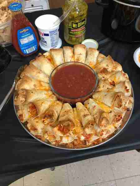 BLOOMING QUESADILLA RING - So Delicious & Easy for Gatherings! Full Recipe 👇