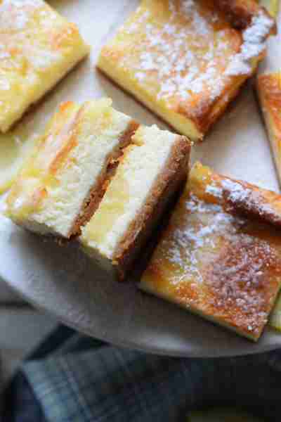 These are the most delicious Lemon Cheesecake Bars with Lemon Curd. Made with a biscuit base, a crea...